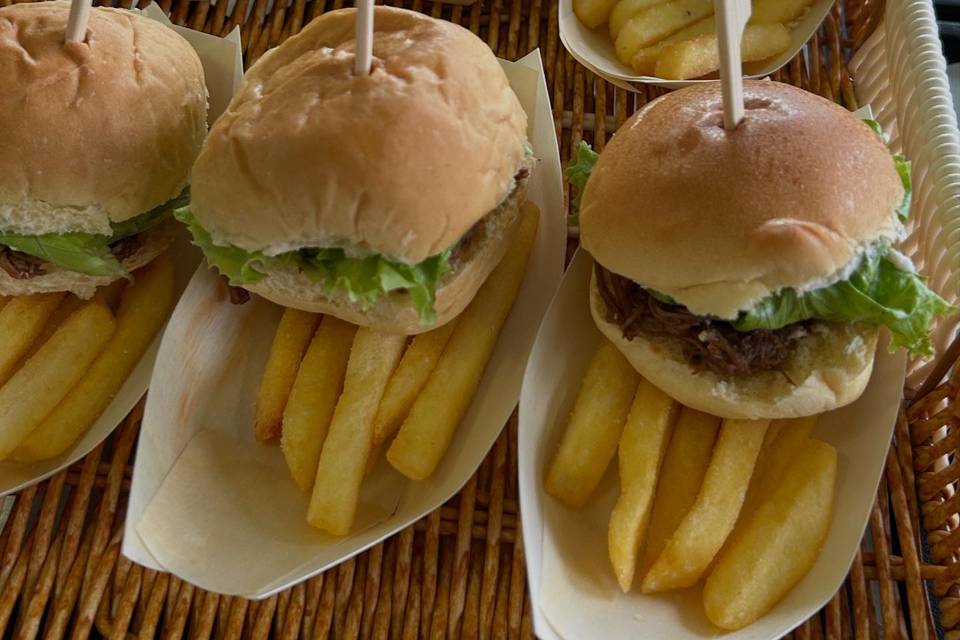 Mini sanduíches e fritas