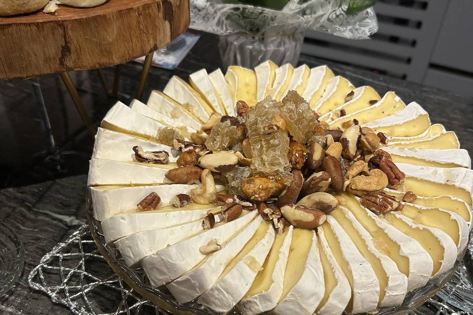 Brie com castanhas e mel