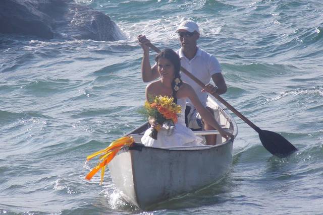 Noiva chegando de barco