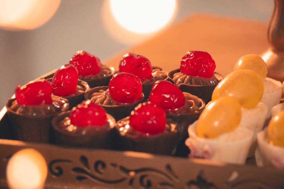 Copo de chocolate com cereja