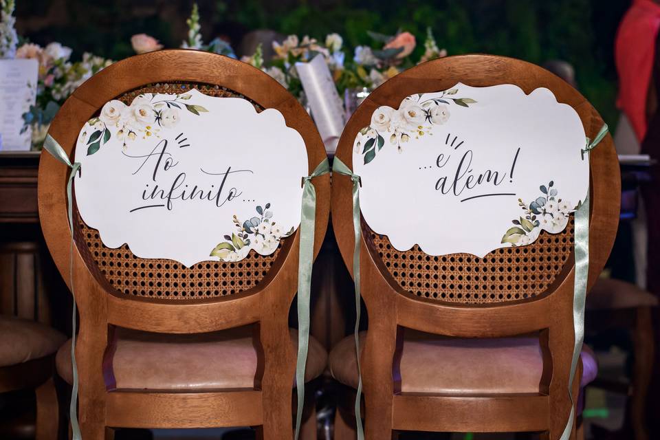 Placas cadeiras noivos