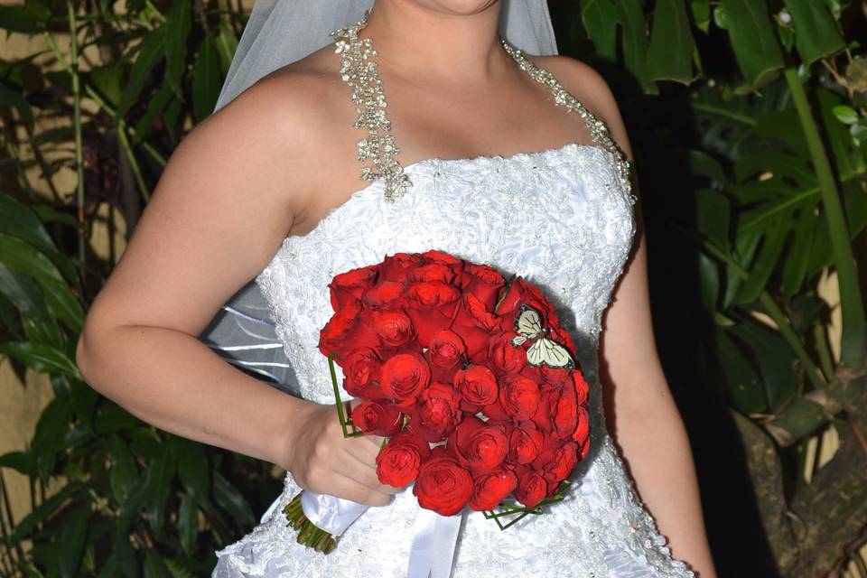 Noiva com bouquet vermelho