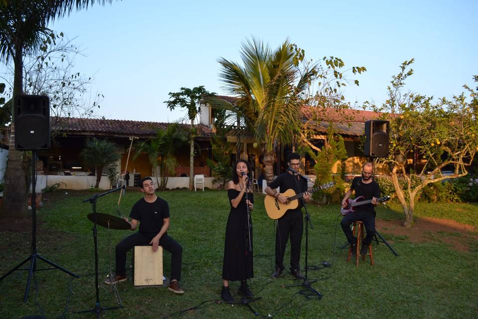 Cajon, Voz, Violão e Baixo