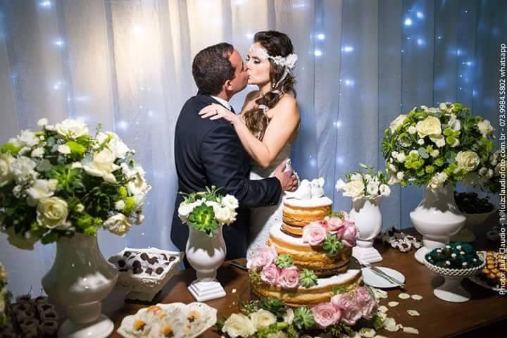 Mesa do bolo e os noivos