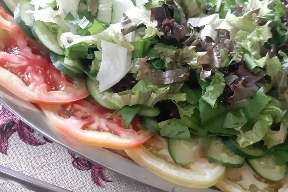 Mix de folhas e tomate