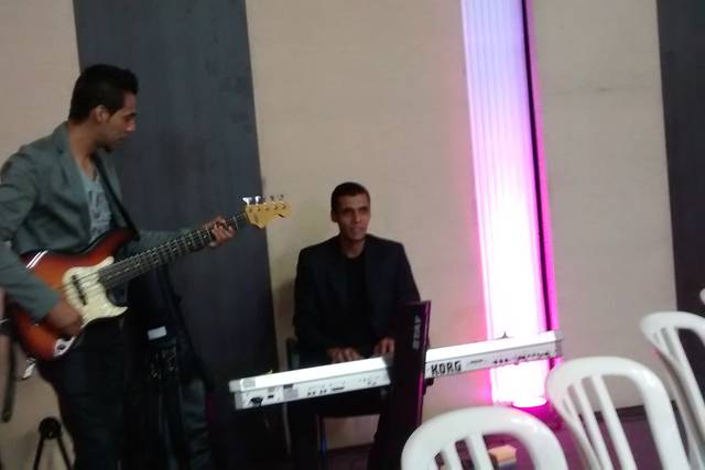 Músicos do baixo e teclado