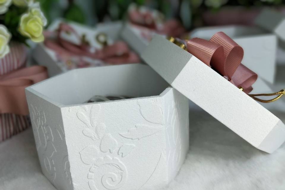 Trabalhada em alto-relevo