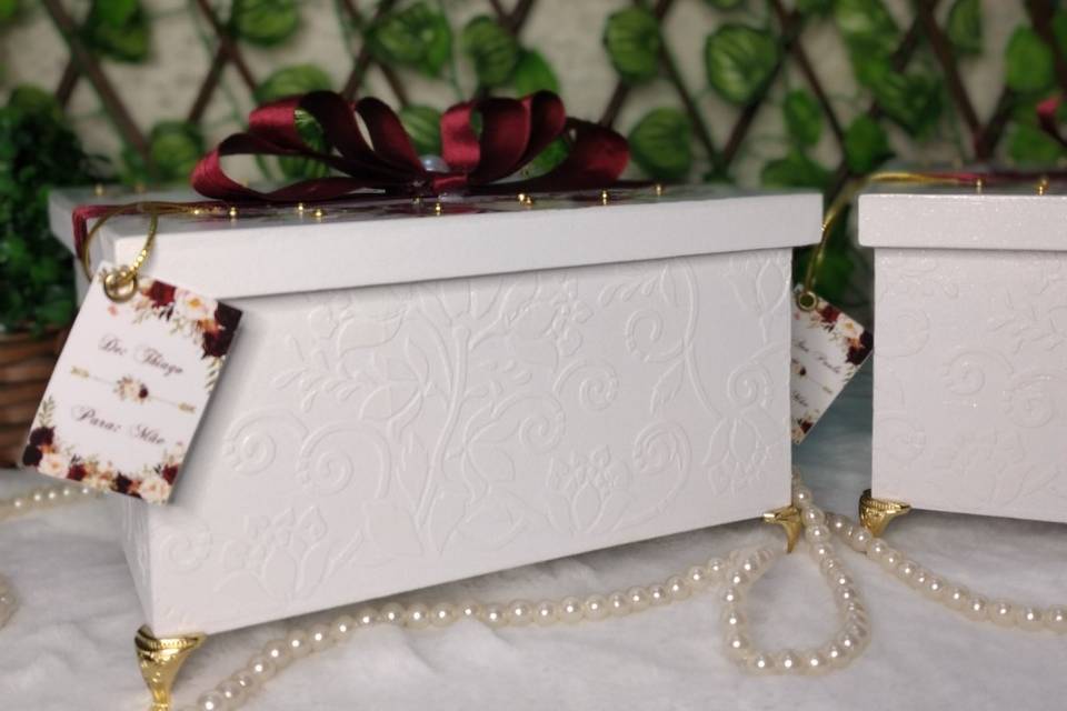 Trabalhada em alto-relevo