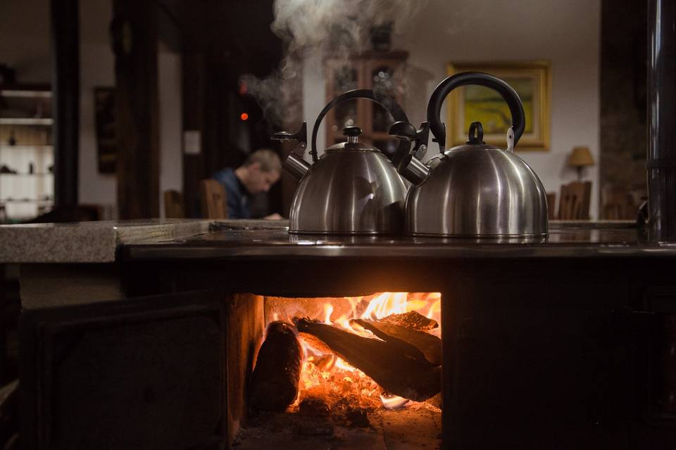 Comida feita no fogão a lenha