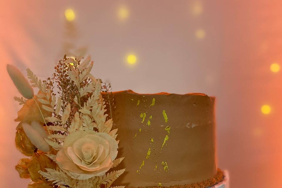 Bolo com flor seca