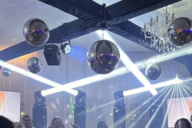 Estrutura em X com globos