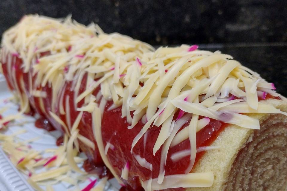 Bolo de Rolo com queijo do Rei