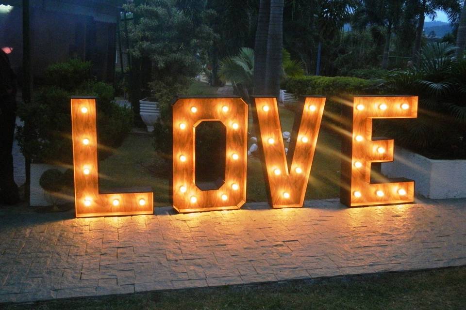 Love gigante e iluminado