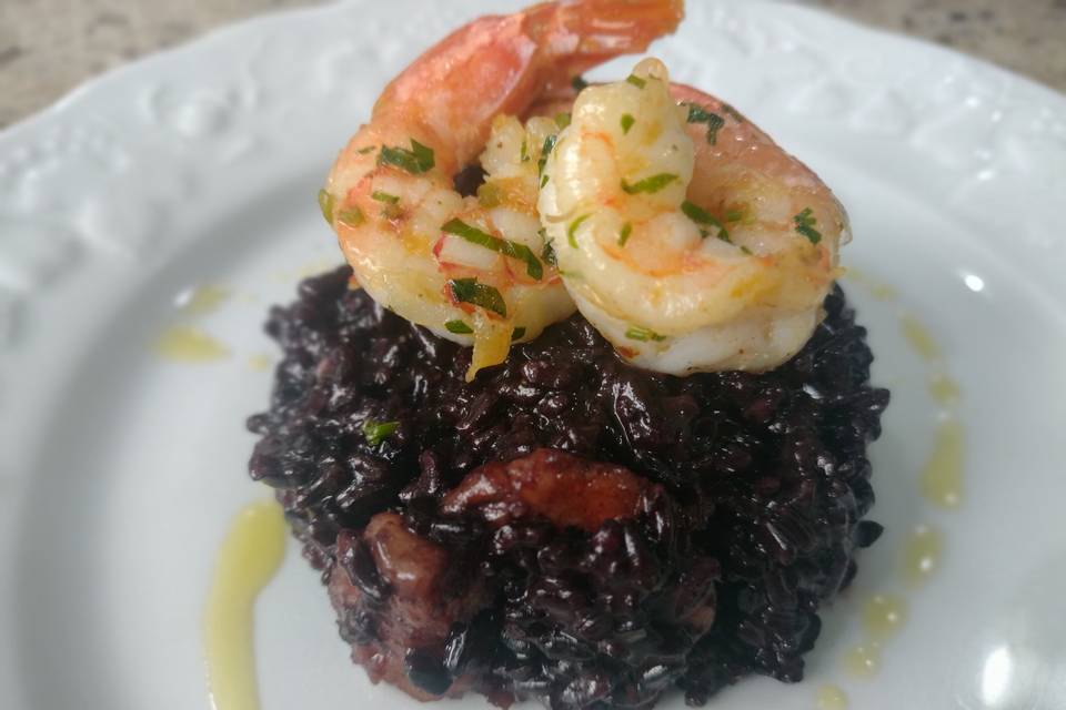 Risoto negro com camarão