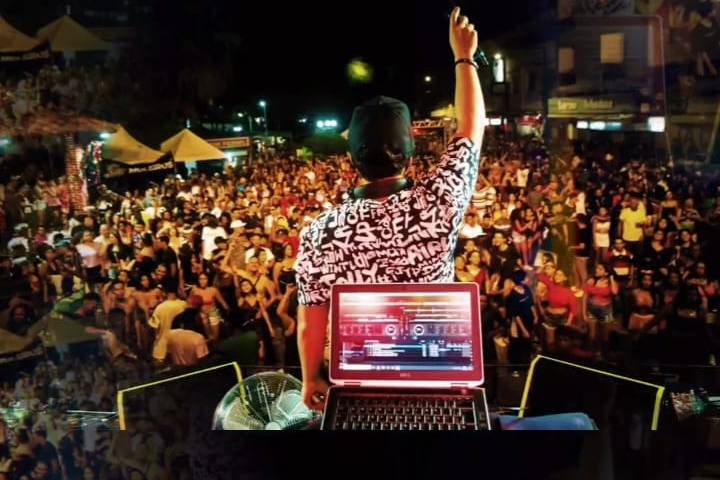 DJ agitando um grande público