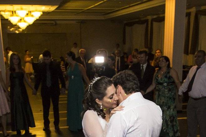 Noivos em momento romântico