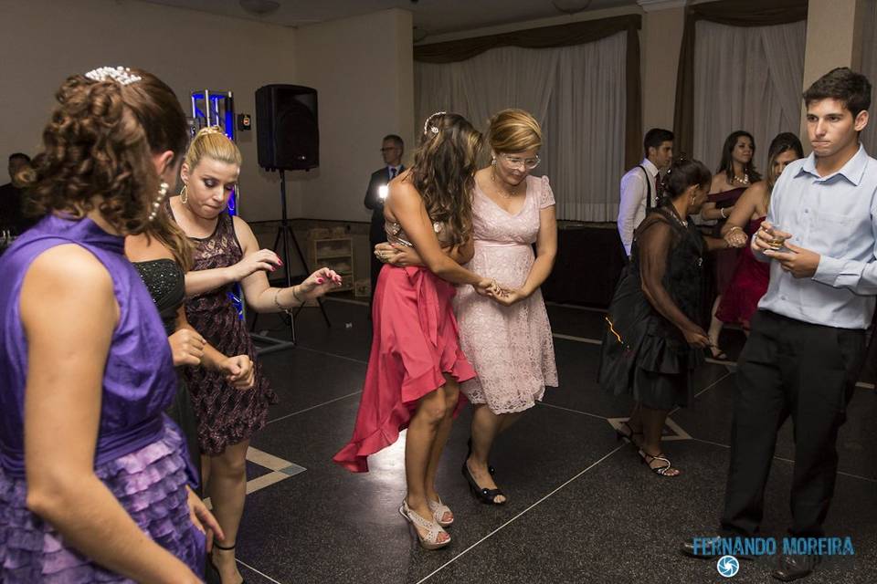 Convidados se divertindo