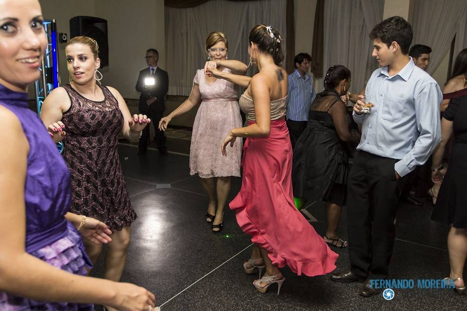 Convidados se divertindo