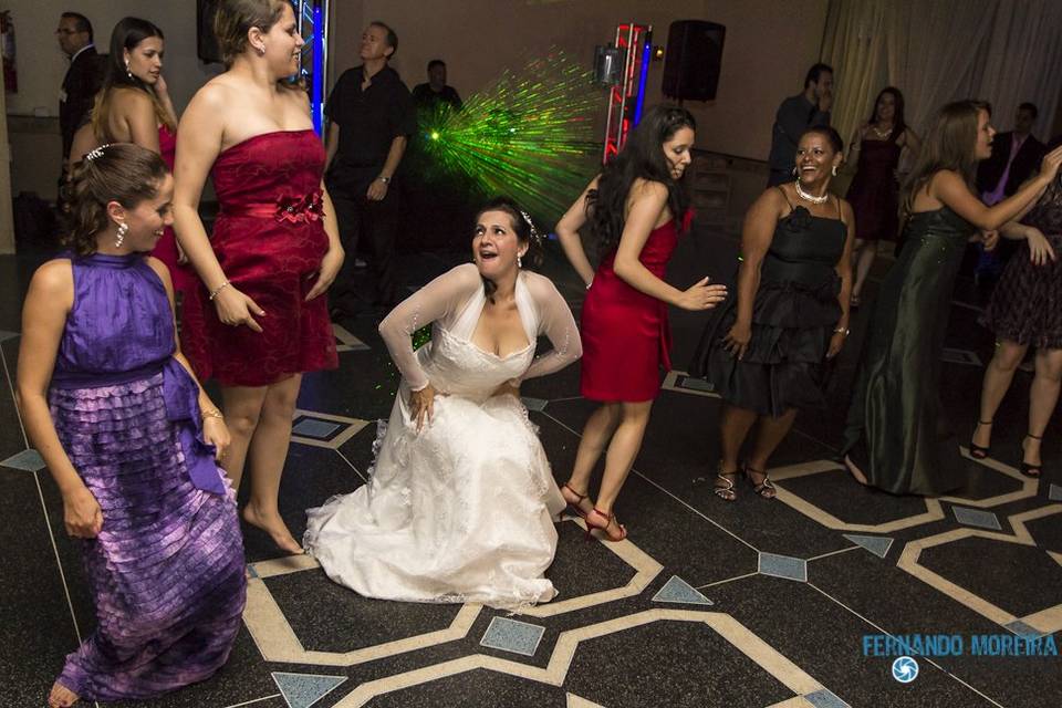 Noiva se divertindo na festa