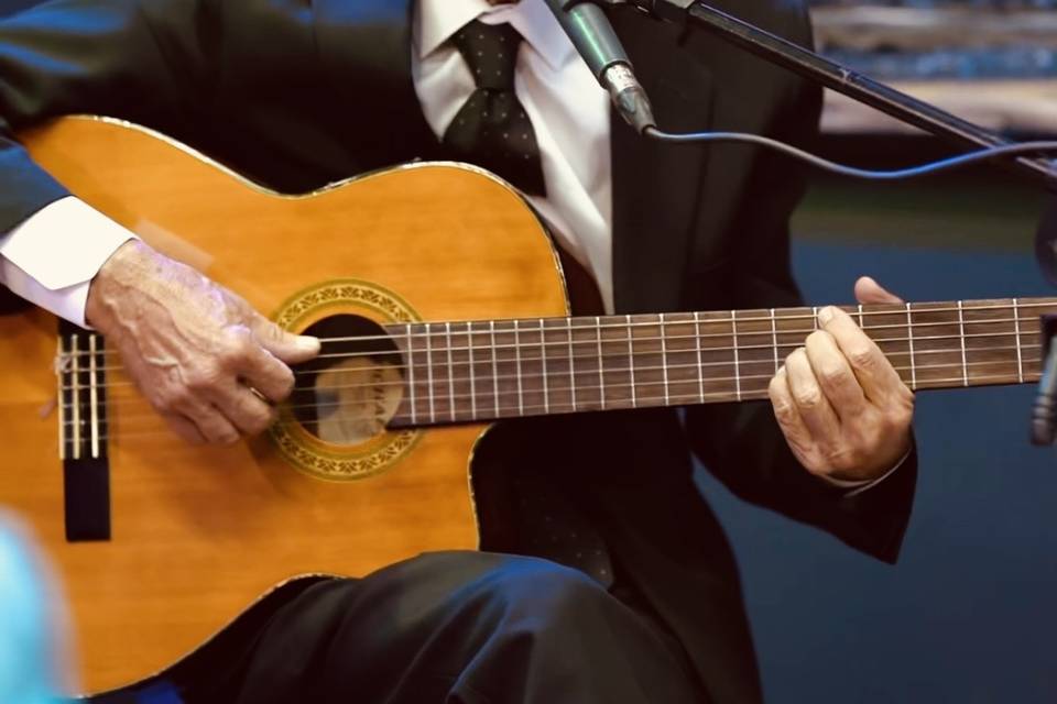 Betinho no violão e voz