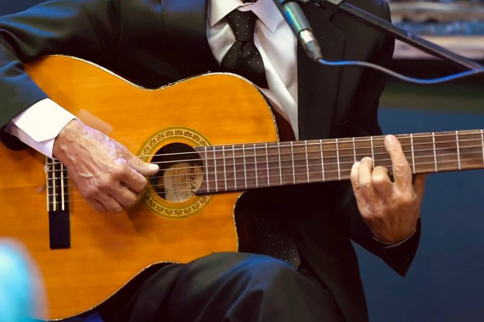 Betinho no violão e voz