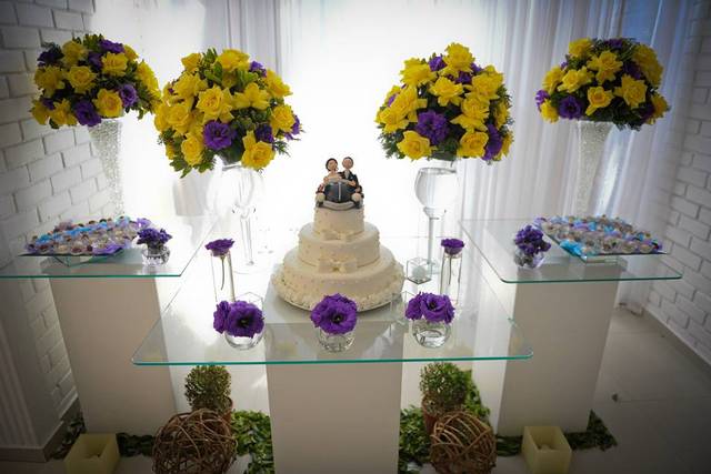 Mesa bolo amarelo e roxo