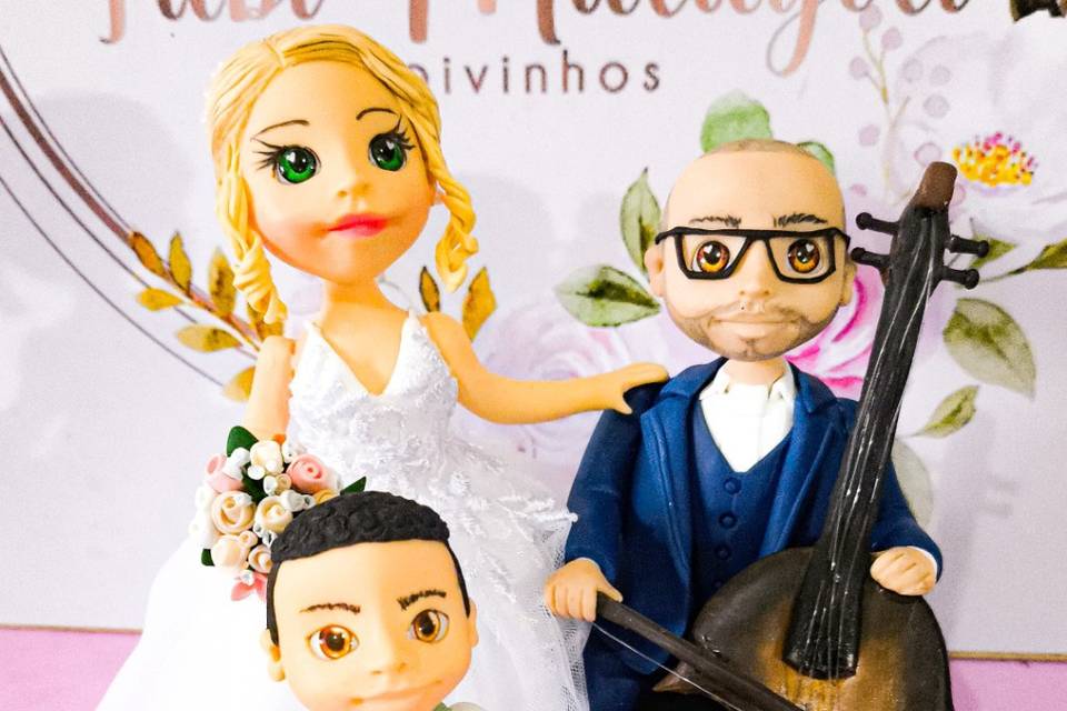 Noivos com instrumento musical