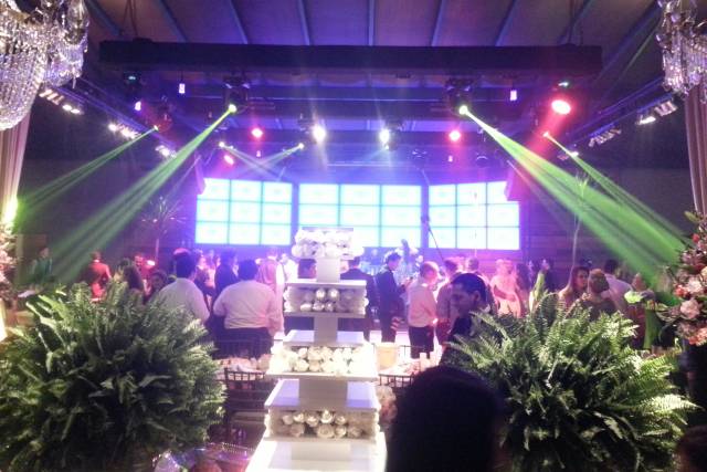 Telões de led e pista de dança