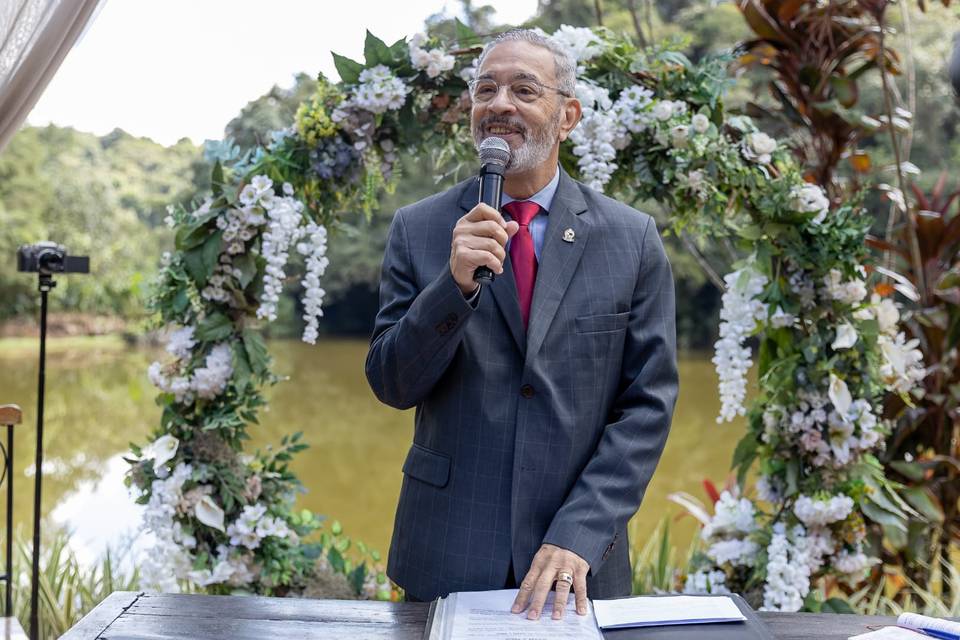 Se dirigindo aos convidados