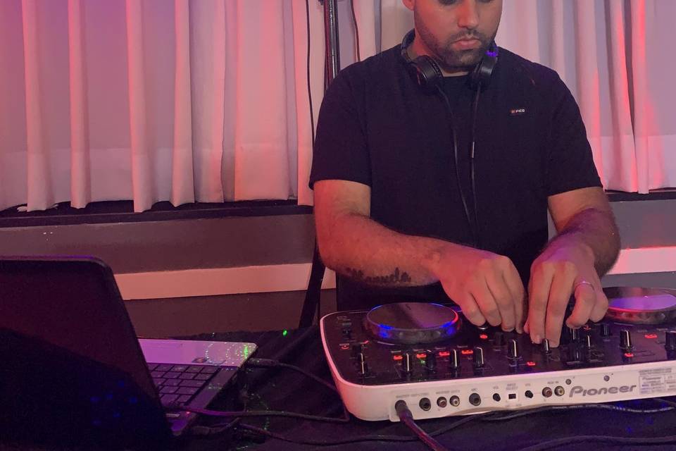 DJ