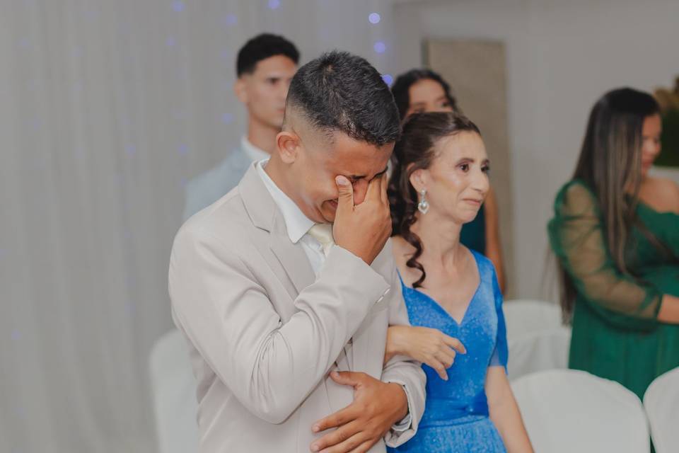 Noivo chorando na entrada da noiva