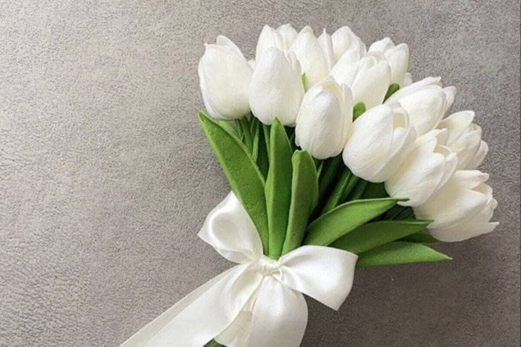 Buquê de noiva com tulipas