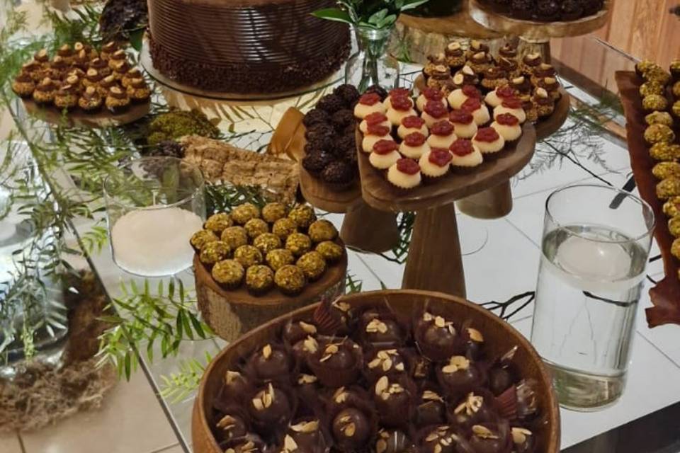 Mesa de doces e bolo