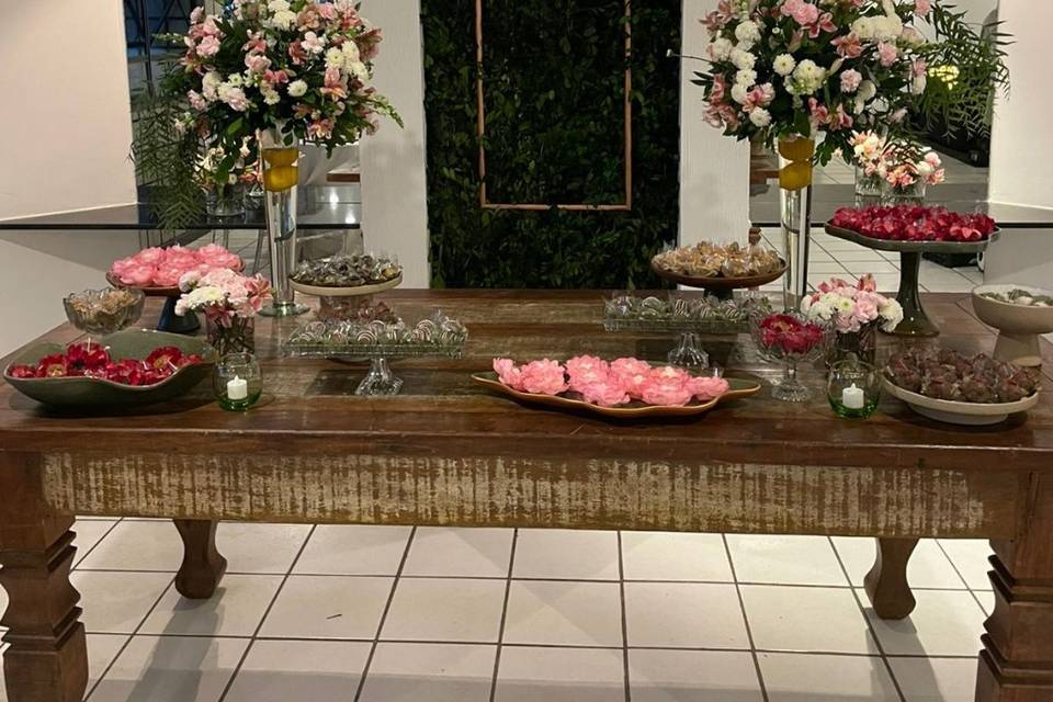 Mesa de bolo e doces