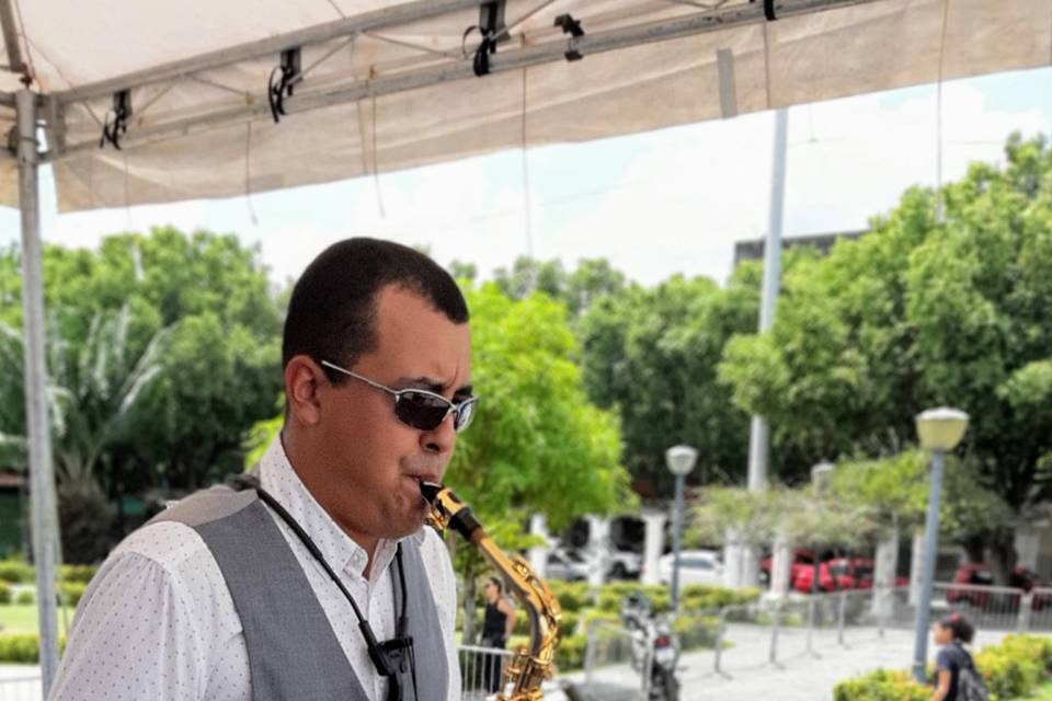 Thiago Buriti - DJ & Saxofonista