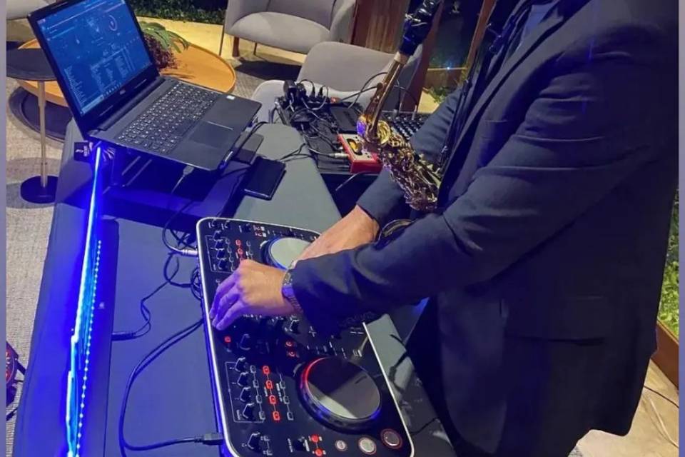 Thiago Buriti - DJ & Saxofonista