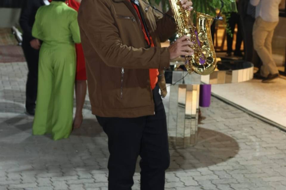 Thiago Buriti - DJ & Saxofonista