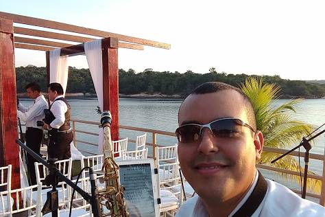 Thiago Buriti - DJ & Saxofonista