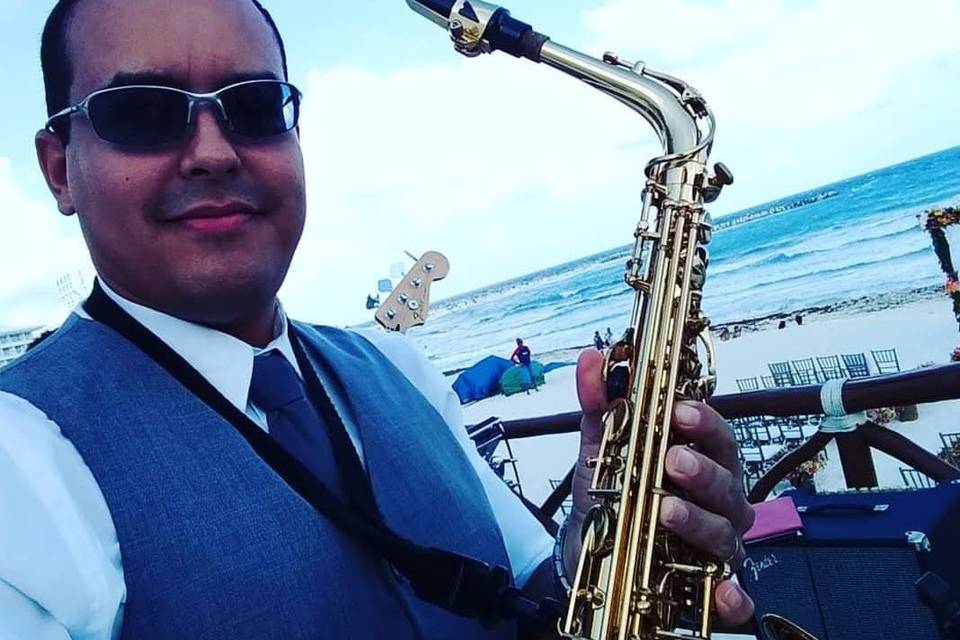 Thiago Buriti - DJ & Saxofonista