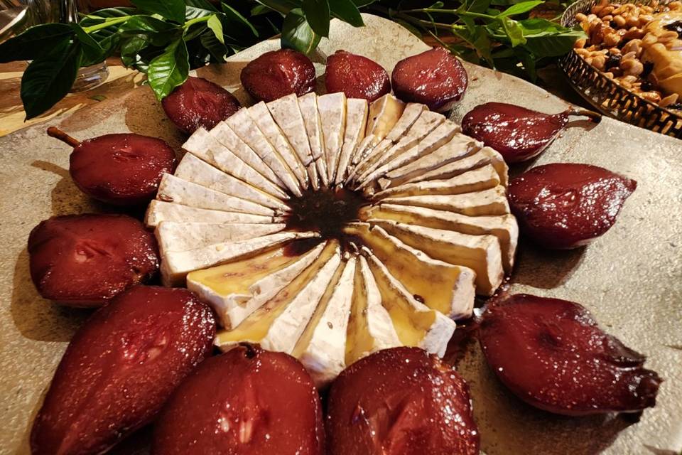 Brie com pêra no vinho