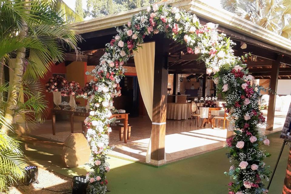 Arco decorado com flores