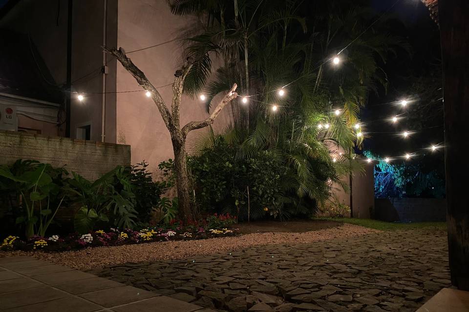 Pátio externo com luzes fixas