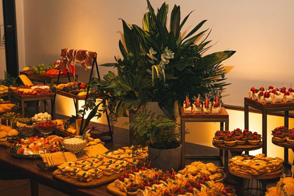 Mesa comprida para buffet