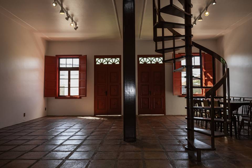 Escada histórica de madeira