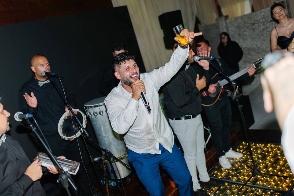 Aqui, o noivo tb canta!