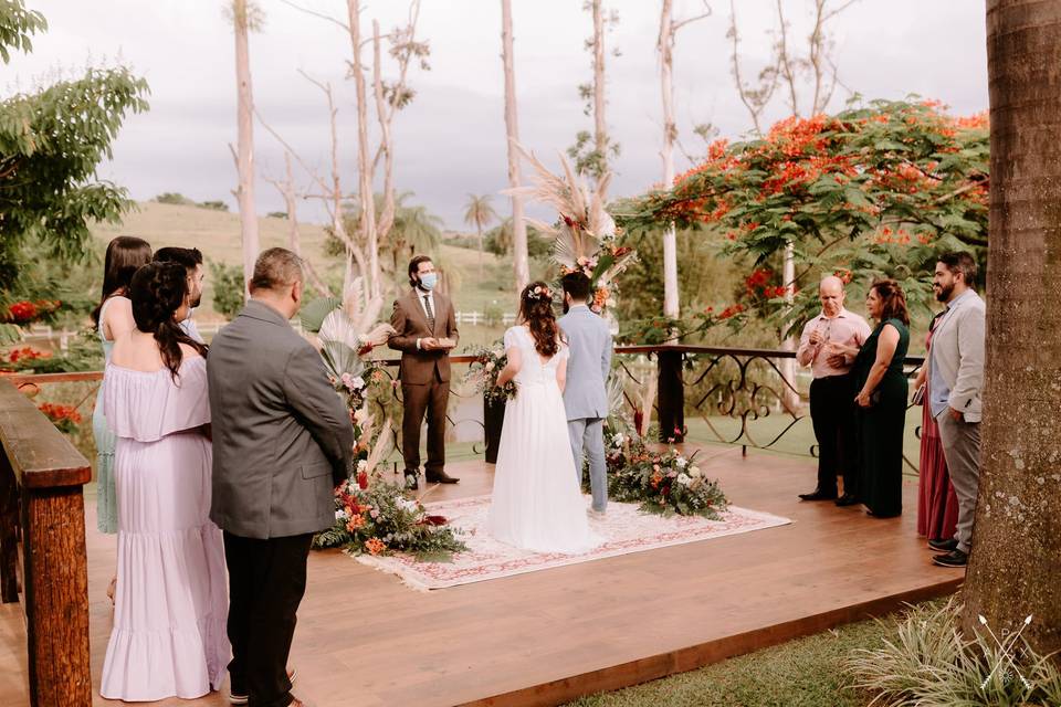 Casamento sob deck de madeira