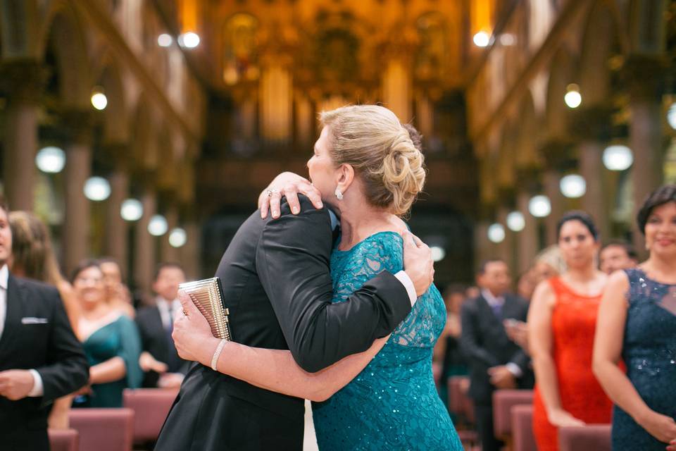 Mãe deixando o noivo no altar