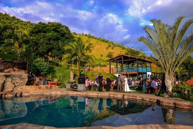 Casamento proximo a piscina