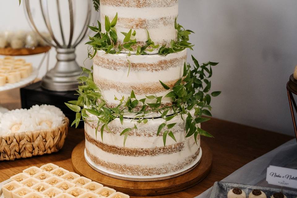 Bolo de 3 andares com folhagem