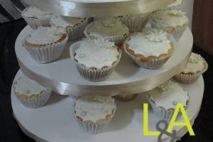 Bolo e cupcakes com rendas